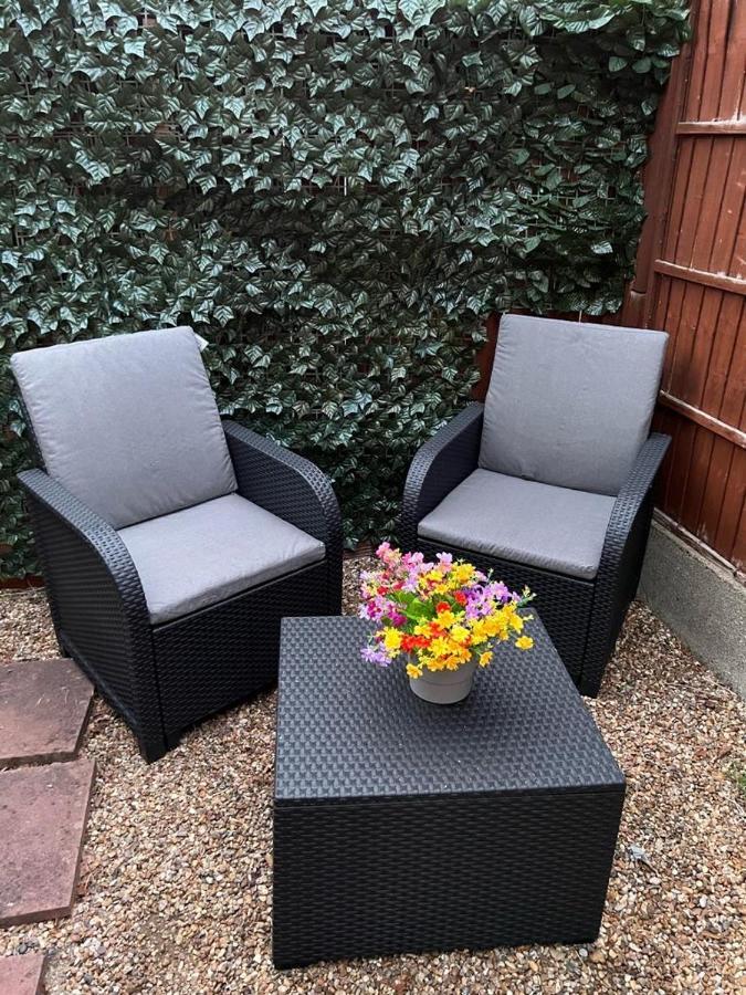 Beautiful Apartment In Beckton With Private Entrance And Garden Londen Buitenkant foto