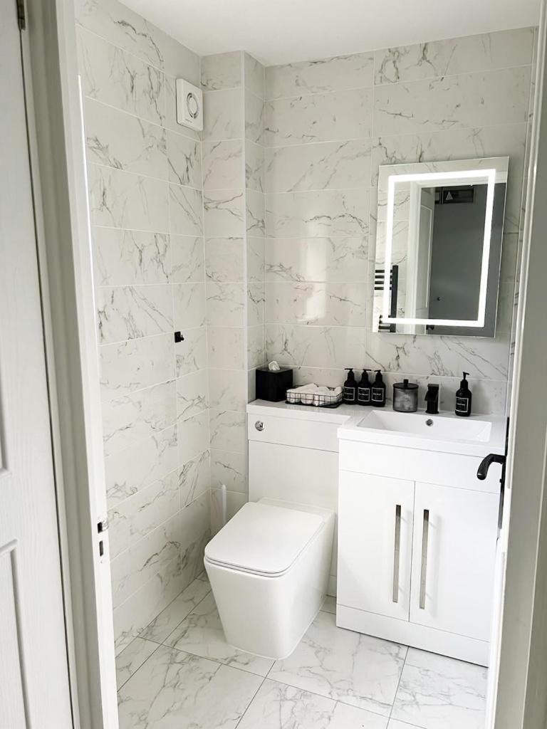 Beautiful Apartment In Beckton With Private Entrance And Garden Londen Buitenkant foto