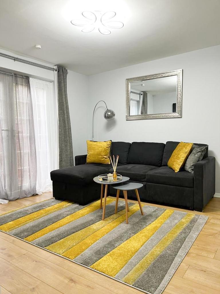 Beautiful Apartment In Beckton With Private Entrance And Garden Londen Buitenkant foto