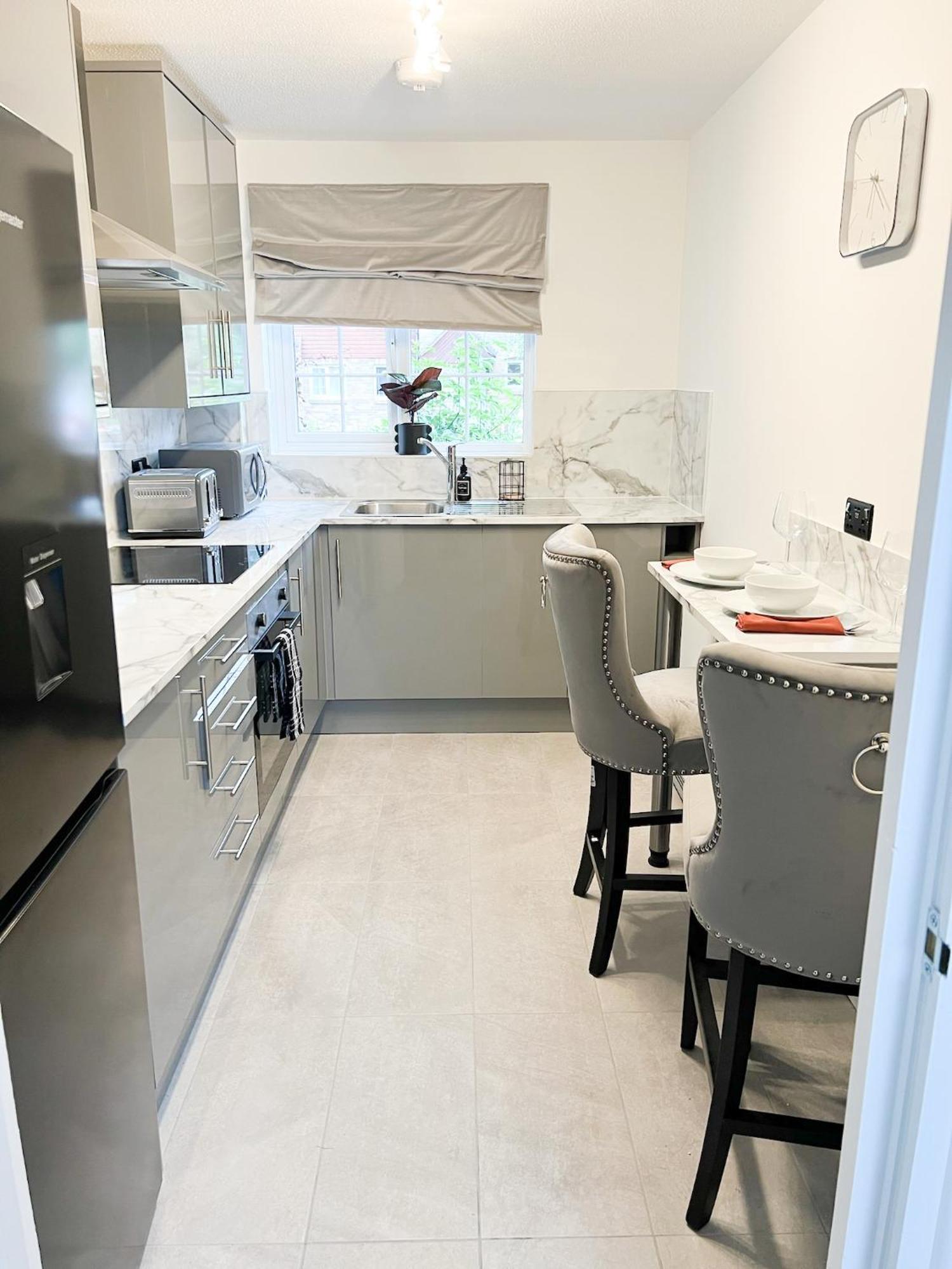 Beautiful Apartment In Beckton With Private Entrance And Garden Londen Buitenkant foto
