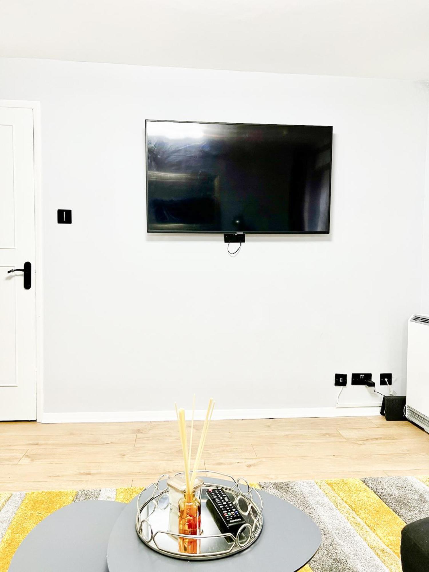 Beautiful Apartment In Beckton With Private Entrance And Garden Londen Buitenkant foto