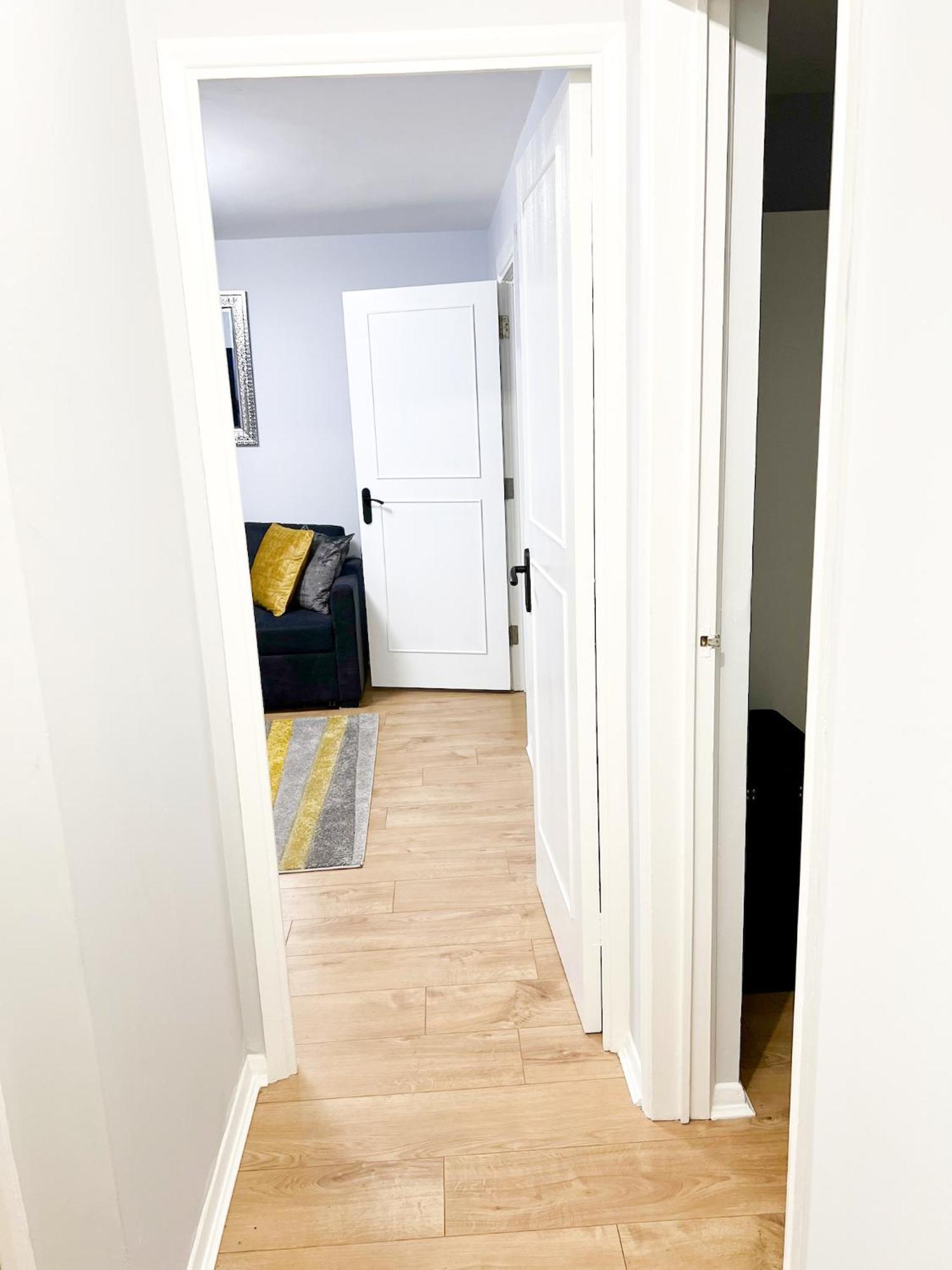 Beautiful Apartment In Beckton With Private Entrance And Garden Londen Buitenkant foto