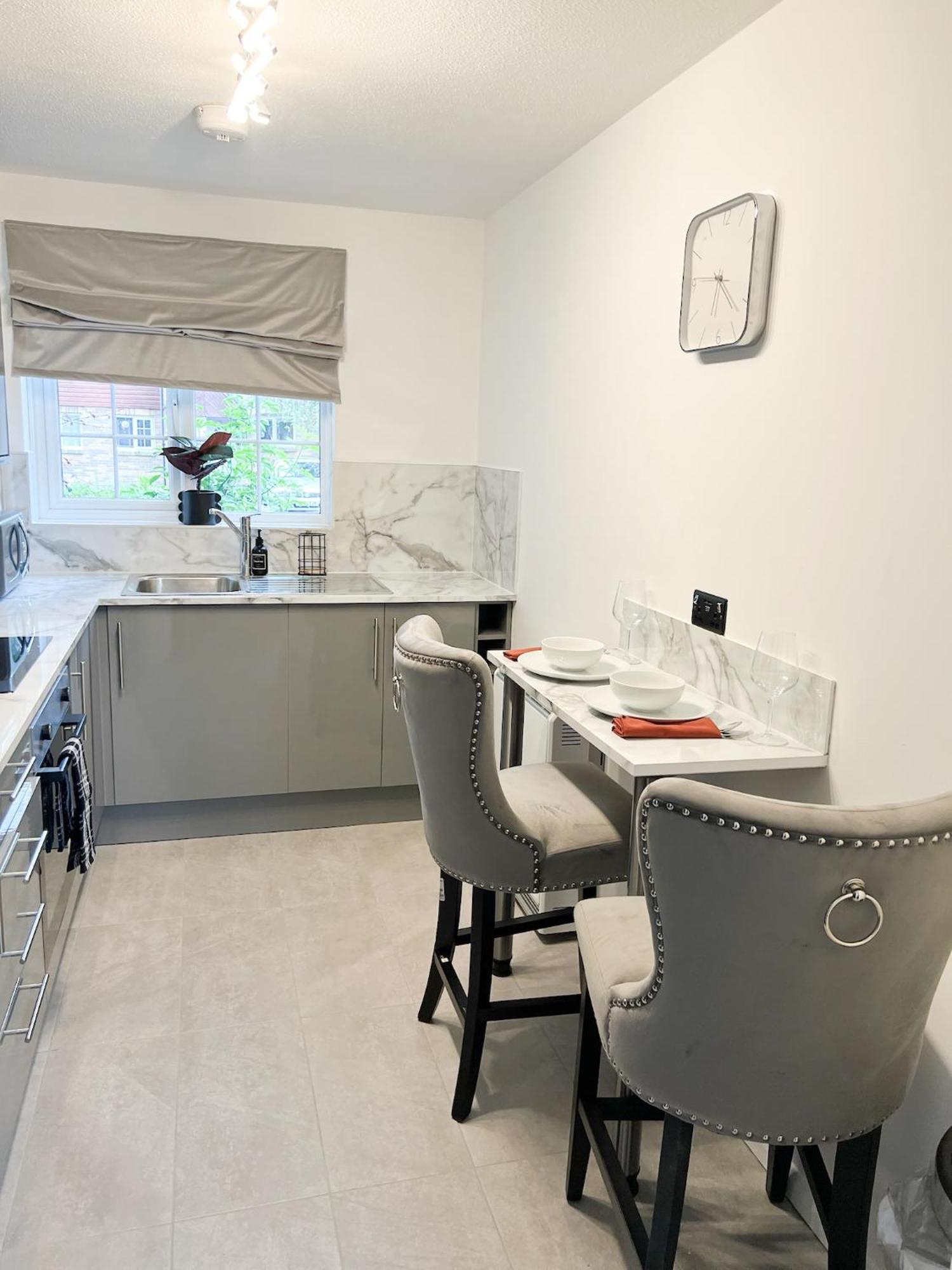 Beautiful Apartment In Beckton With Private Entrance And Garden Londen Buitenkant foto