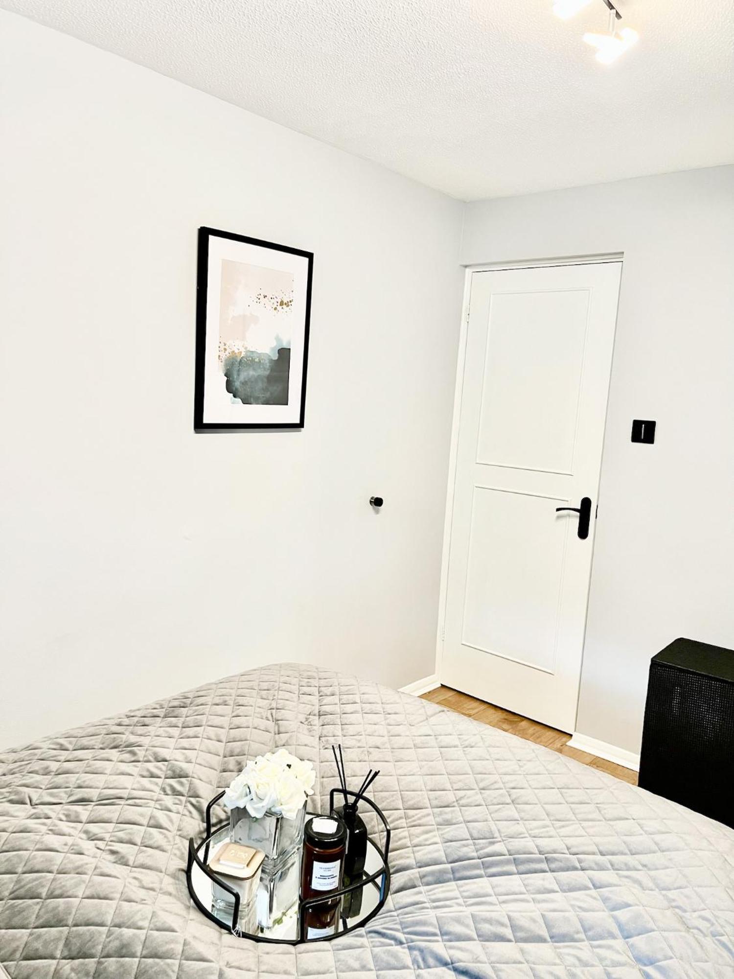 Beautiful Apartment In Beckton With Private Entrance And Garden Londen Buitenkant foto
