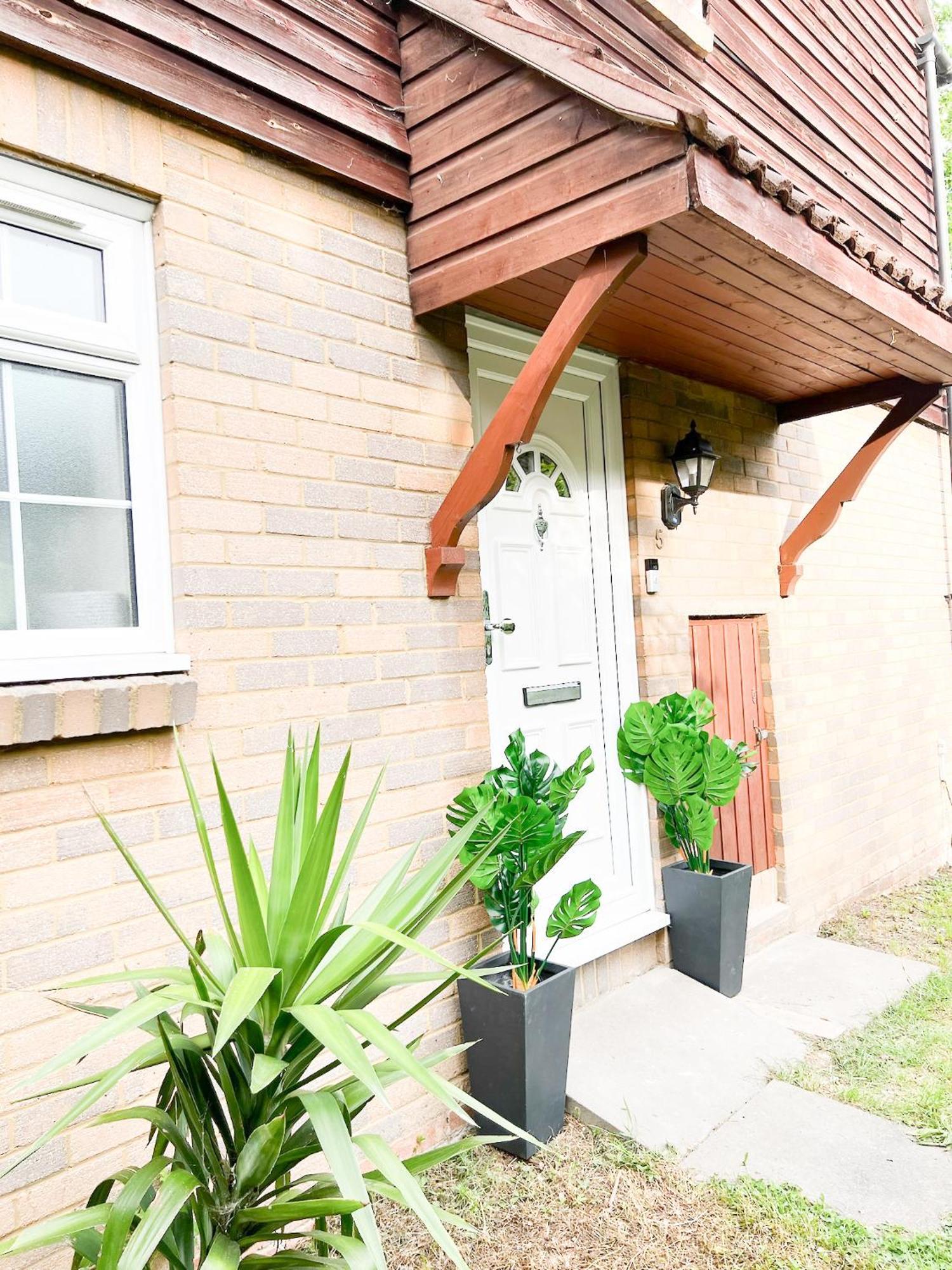 Beautiful Apartment In Beckton With Private Entrance And Garden Londen Buitenkant foto