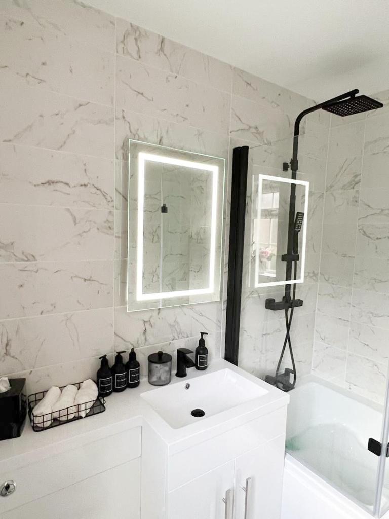 Beautiful Apartment In Beckton With Private Entrance And Garden Londen Buitenkant foto
