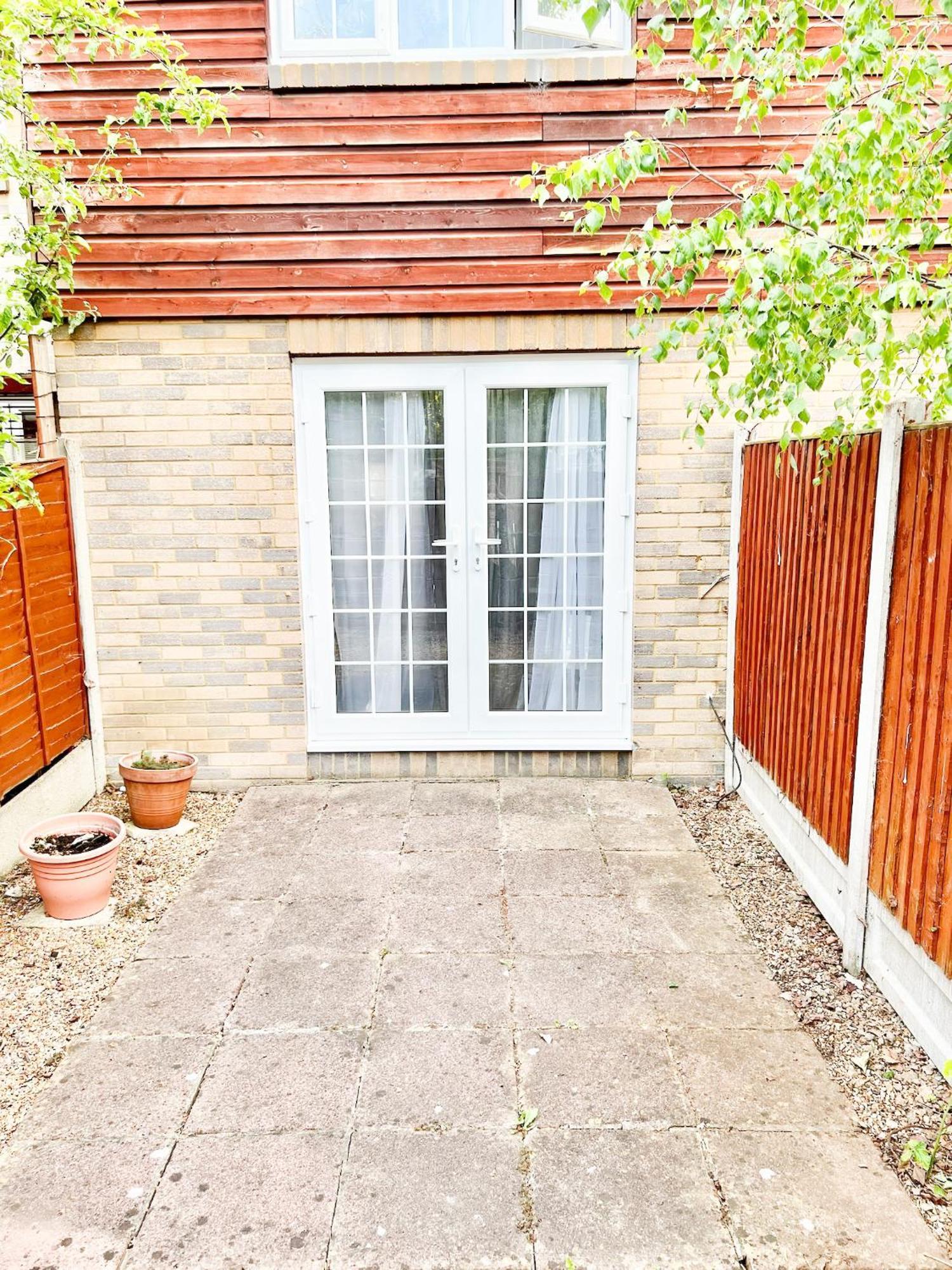Beautiful Apartment In Beckton With Private Entrance And Garden Londen Buitenkant foto